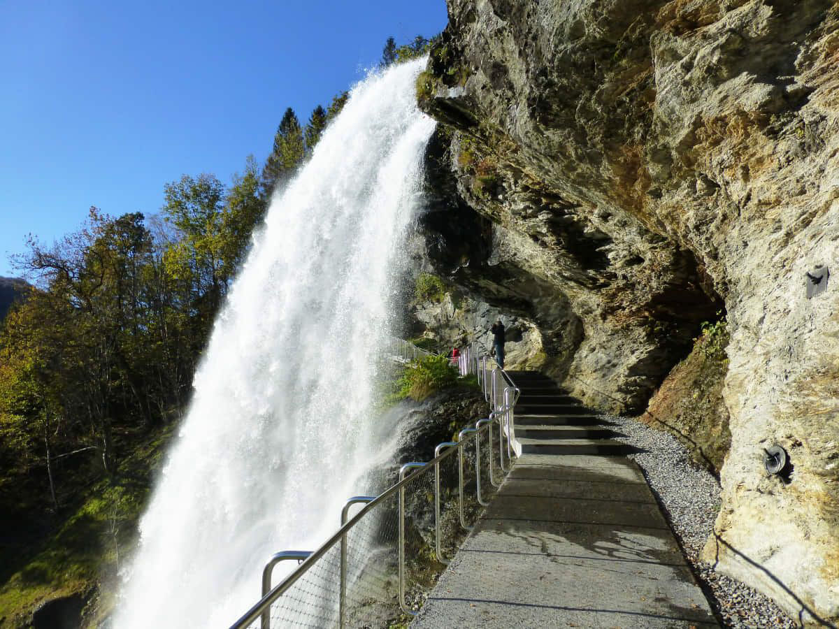 Steinsdalsfossen, uma cachoeira que voc pode caminhar por trs dela na Noruega
