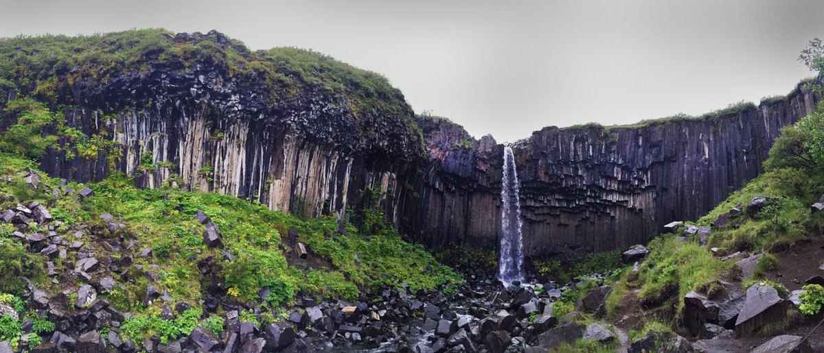 Svartifoss, a cachoeira única que apresenta um cenário de colunas geométricas de lava negra