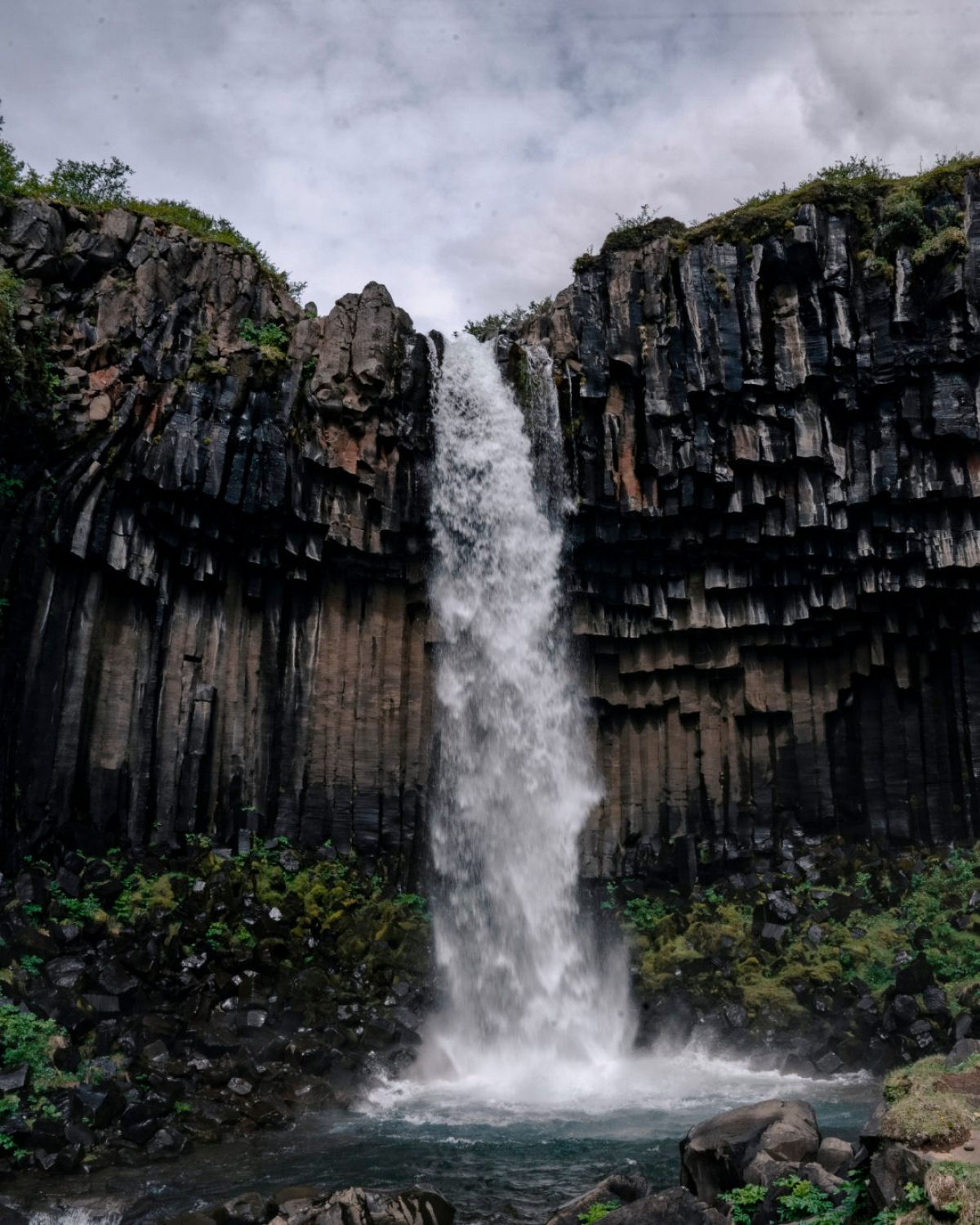 Svartifoss, a cachoeira única que apresenta um cenário de colunas geométricas de lava negra