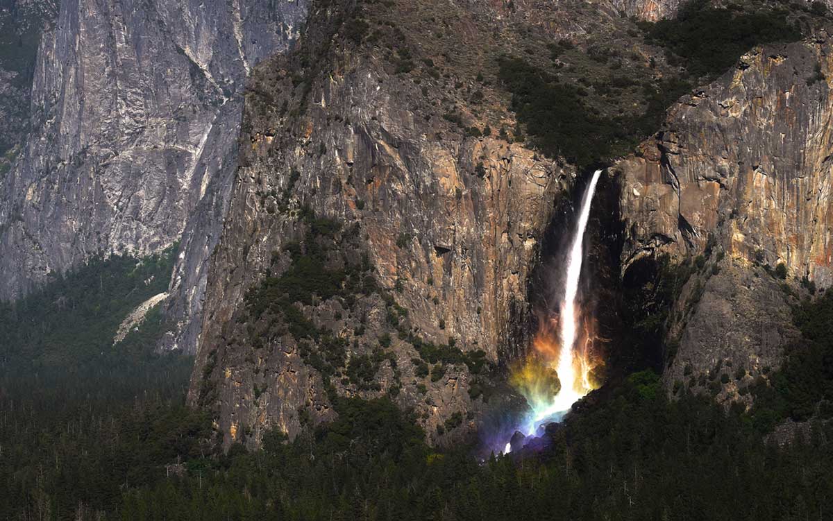 Um arco-íris das cachoeiras Yosemite Falls em tempo real