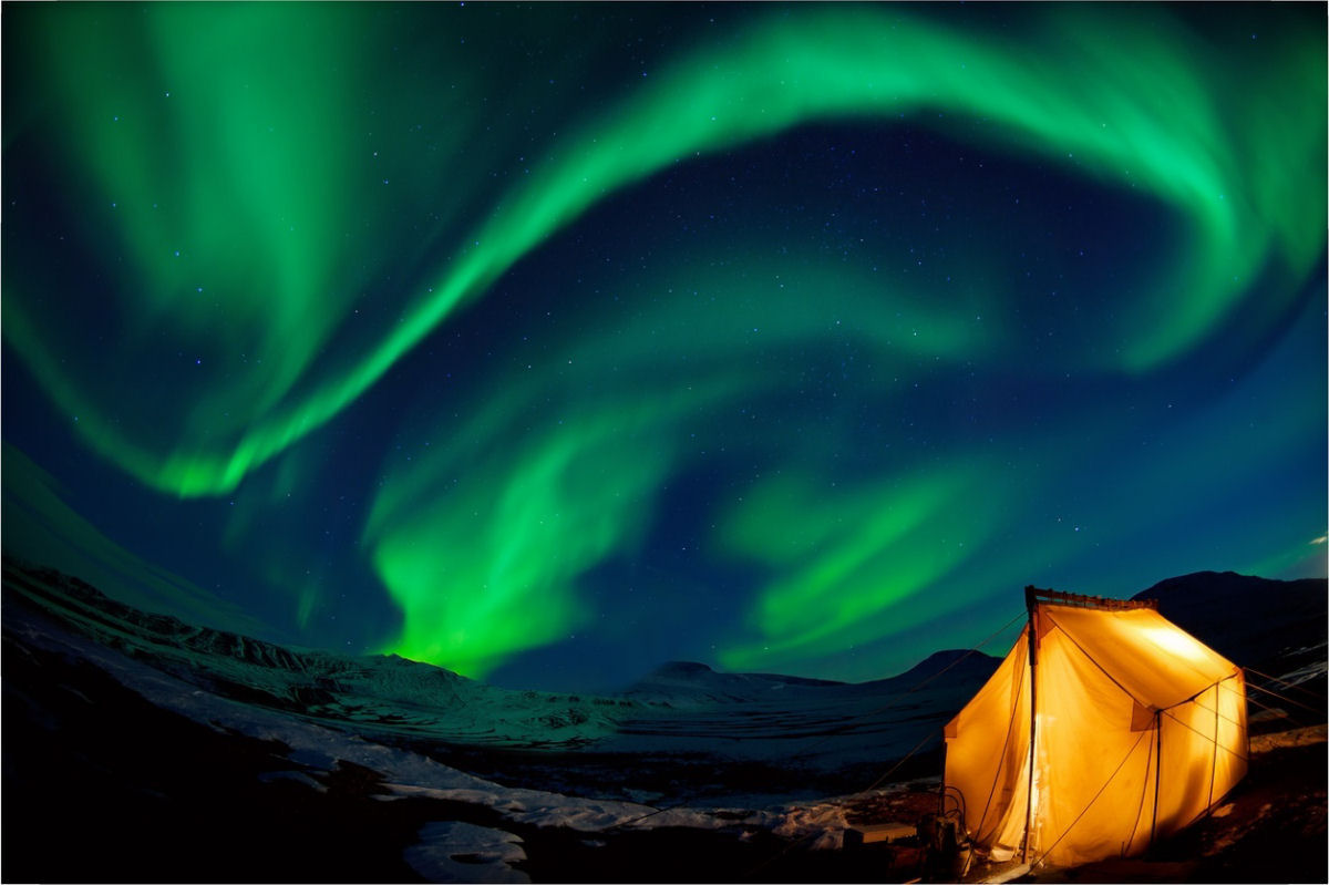 Uma compilação magnífica da Aurora Boreal iluminando os céus de Fort Yukon, Alasca