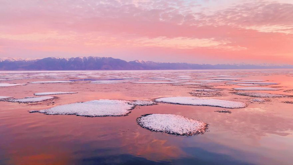 A beleza sobrenatural do lago Baikal no comecinho da primavera 20