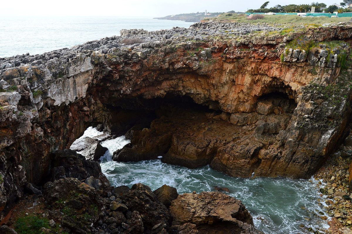 Boca do Inferno, a caverna  beira-mar onde Aleister Crowley fingiu sua prpria morte 