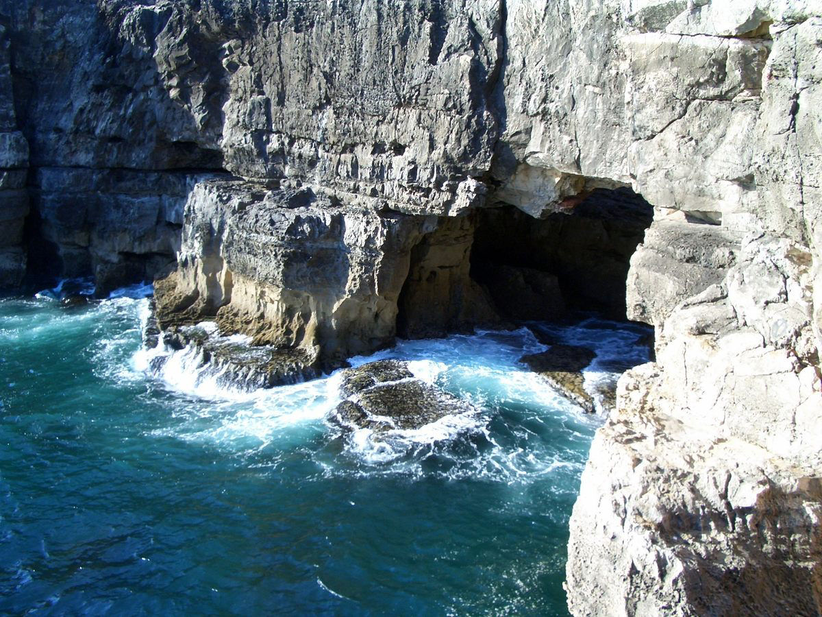 Boca do Inferno, a caverna  beira-mar onde Aleister Crowley fingiu sua prpria morte 