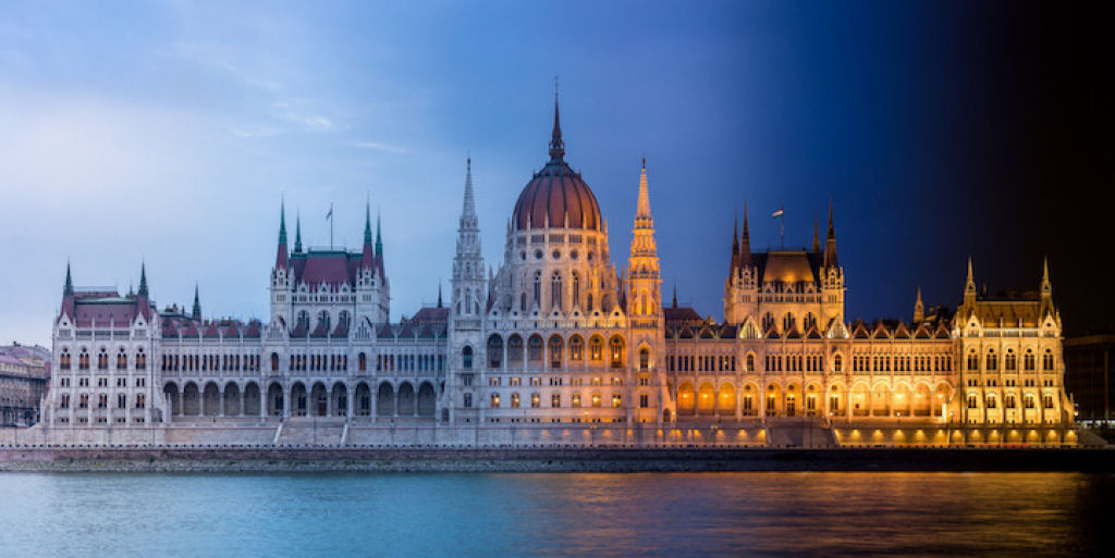 Impressionantes fotos transitórias do dia para a noite de marcos históricos e arquitetônicos de Budapeste 01
