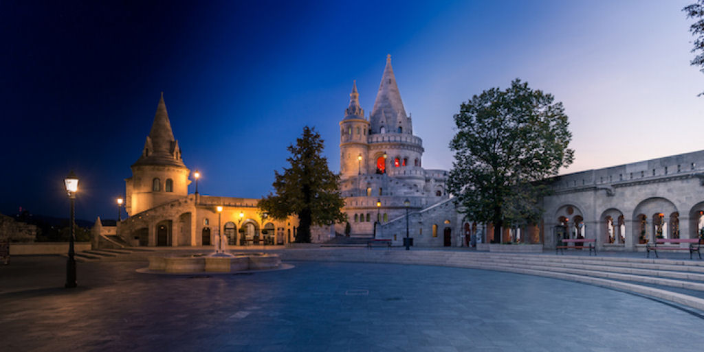 Impressionantes fotos transitórias do dia para a noite de marcos históricos e arquitetônicos de Budapeste 06