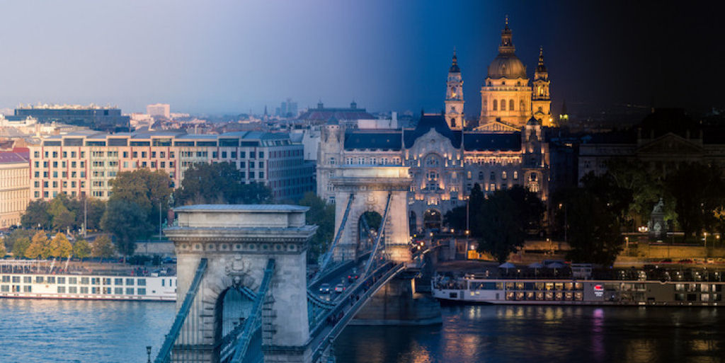 Impressionantes fotos transitórias do dia para a noite de marcos históricos e arquitetônicos de Budapeste 10