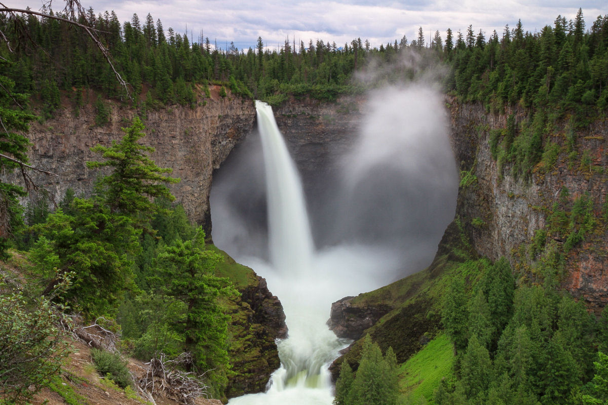 Esta cachoeira canadense é tão bela no verão quanto no inverno