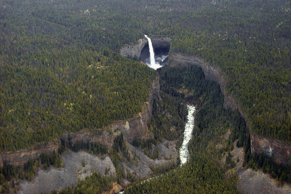 Esta cachoeira canadense é tão bela no verão quanto no inverno