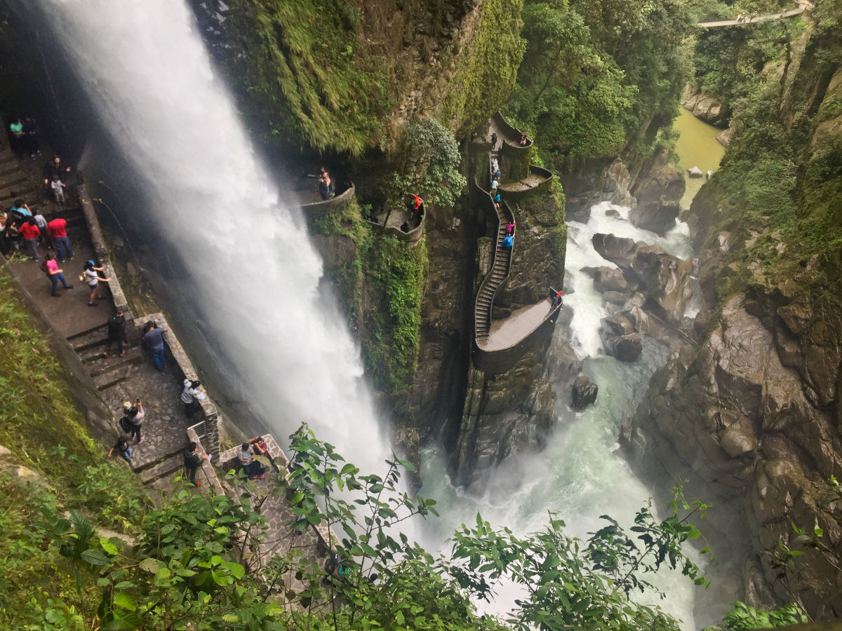 A impressionante cachoeira Caldeirão do Diabo, no Equador