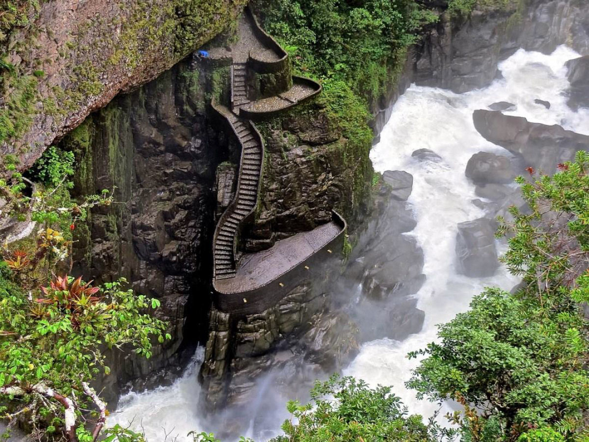 A impressionante cachoeira Caldeirão do Diabo, no Equador