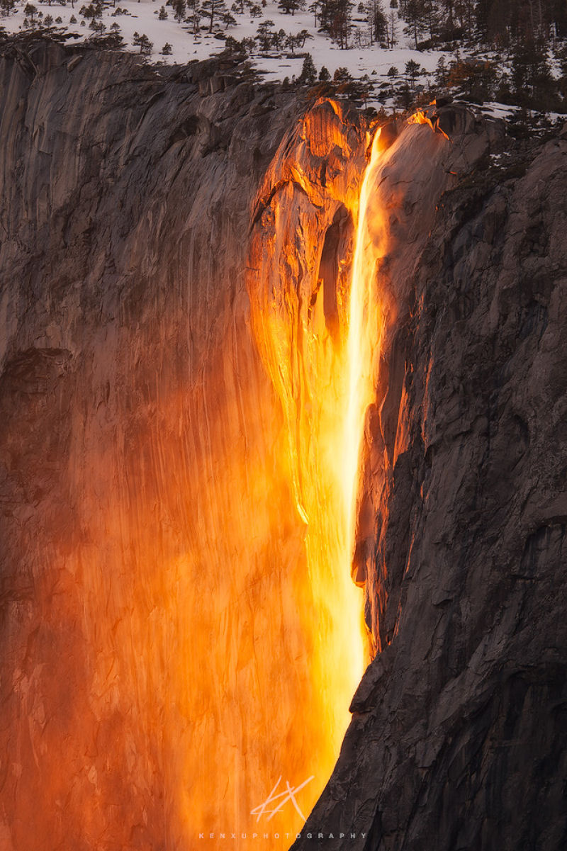 A cachoeira do 'Rabo de Cavalo' voltou a deslumbrar os turistas com sua cascata de fogo