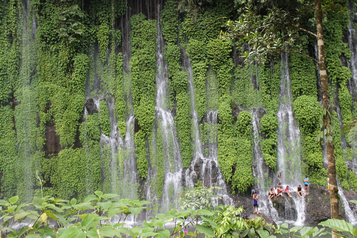 Asik-asik, a cachoeira maravilhosa que desce uma montanha coberta de verde foi descoberta s em 2010