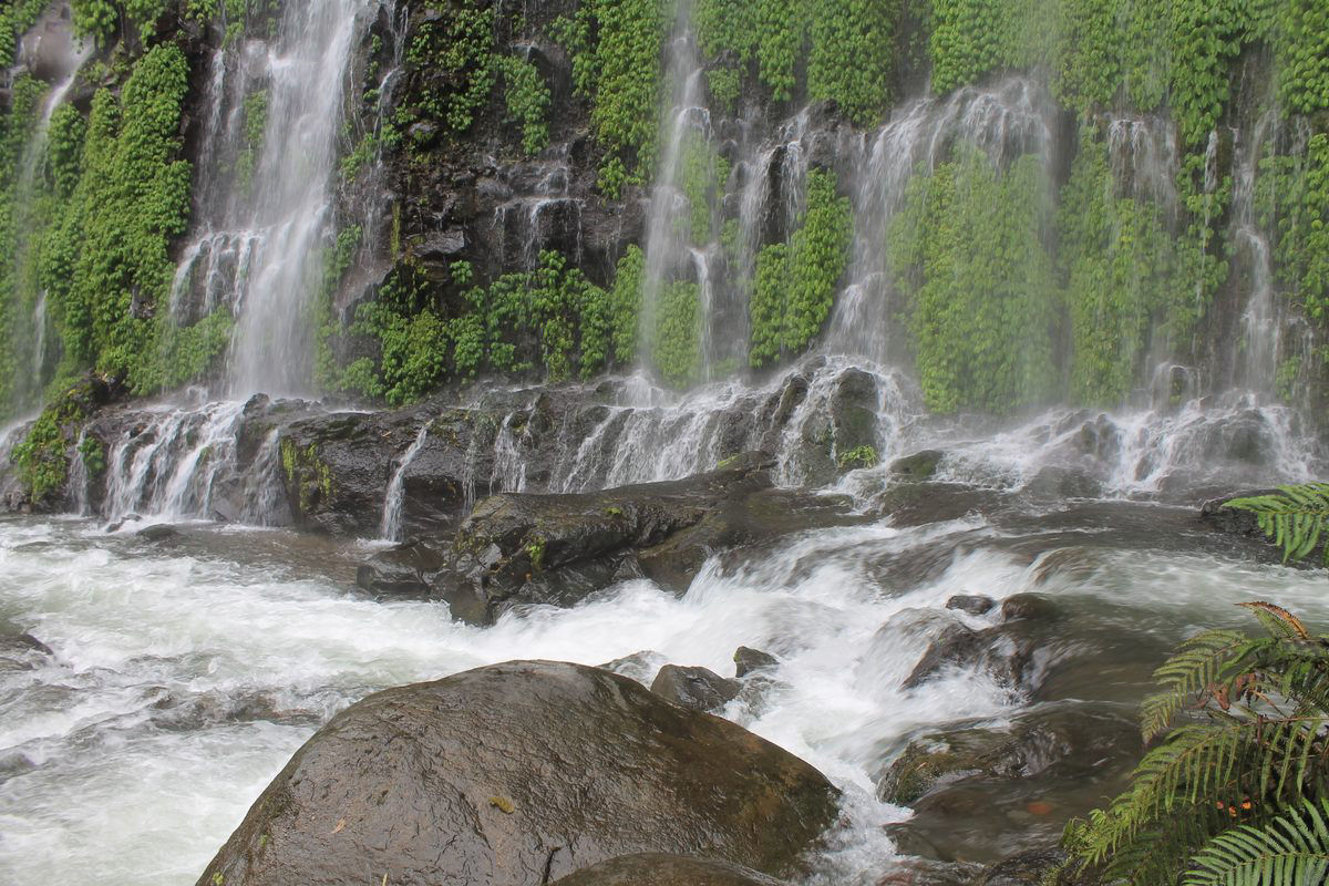 Asik-asik, a cachoeira maravilhosa que desce uma montanha coberta de verde foi descoberta s em 2010