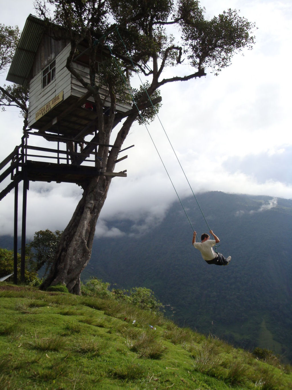 Balançando sobre a borda de um penhasco no Equador