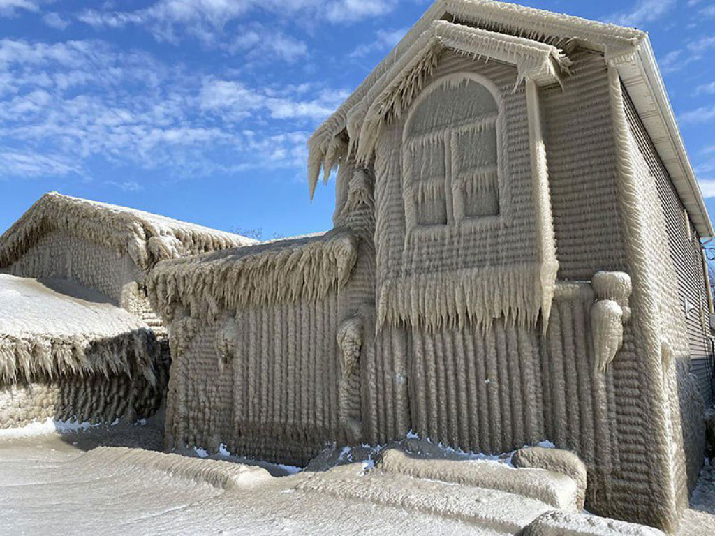 Vendaval transforma casas nas margens do Lago Erie em castelos de gelo, nos EUA 01