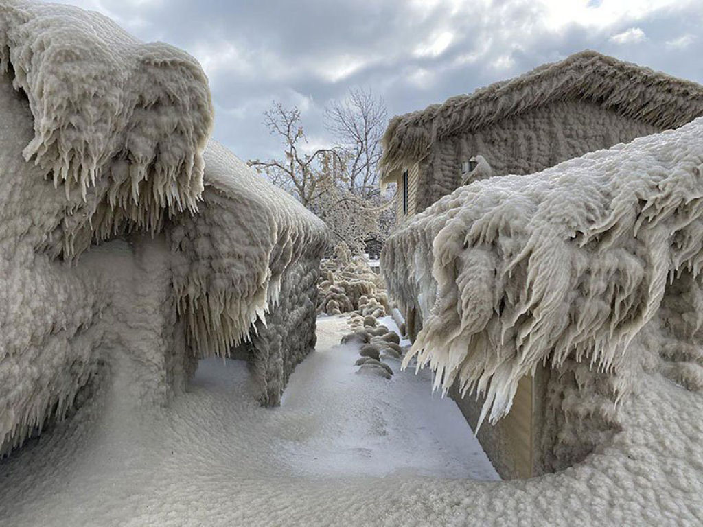 Vendaval transforma casas nas margens do Lago Erie em castelos de gelo, nos EUA 02