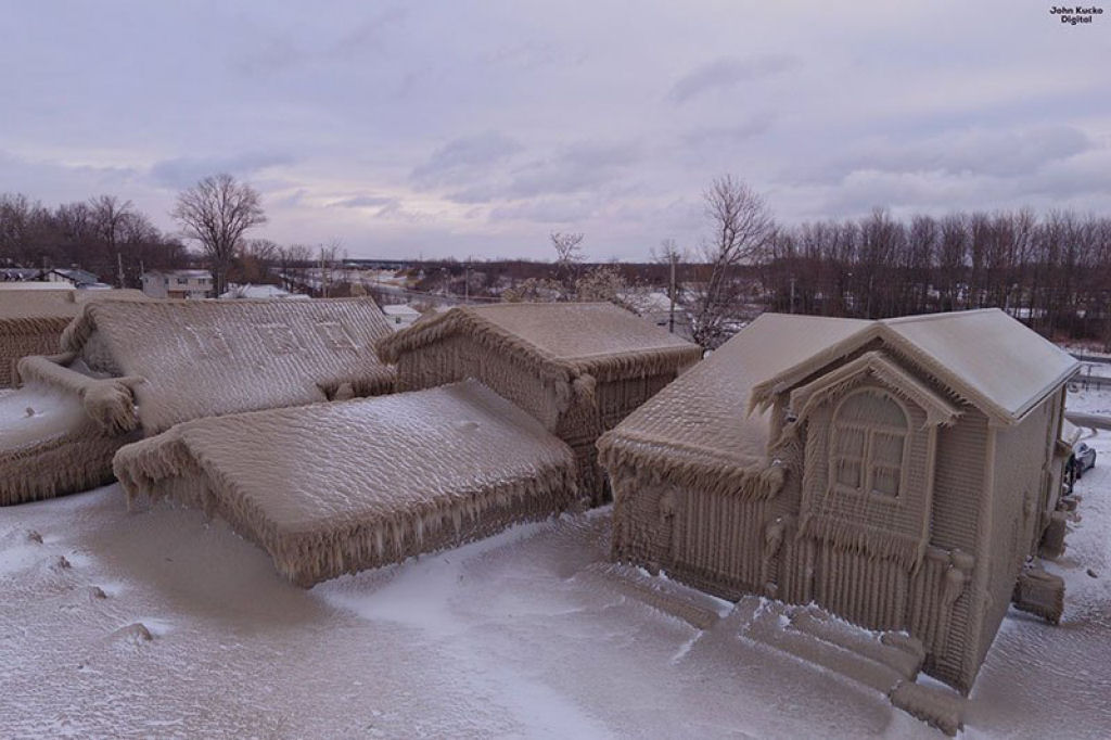 Vendaval transforma casas nas margens do Lago Erie em castelos de gelo, nos EUA 03