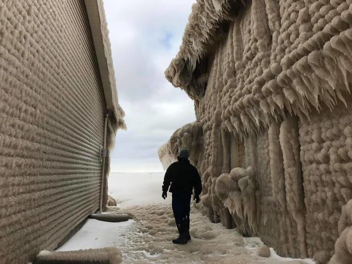 Vendaval transforma casas nas margens do Lago Erie em castelos de gelo, nos EUA 05