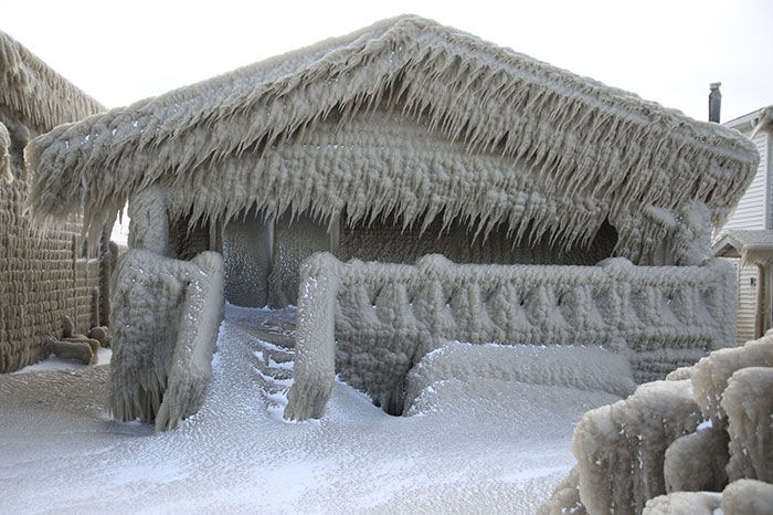 Vendaval transforma casas nas margens do Lago Erie em castelos de gelo, nos EUA 06