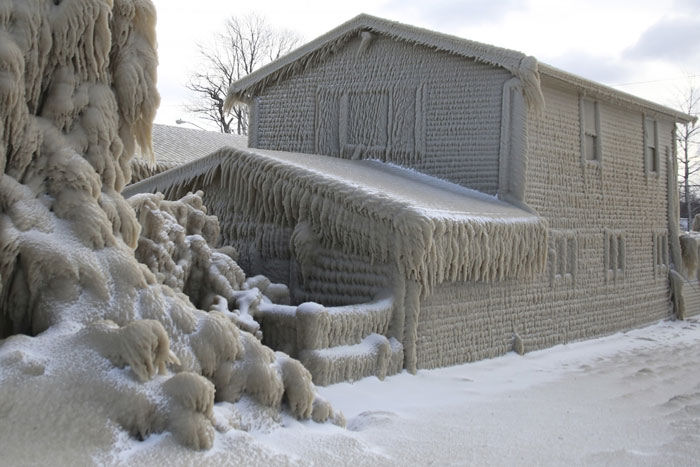 Vendaval transforma casas nas margens do Lago Erie em castelos de gelo, nos EUA 07