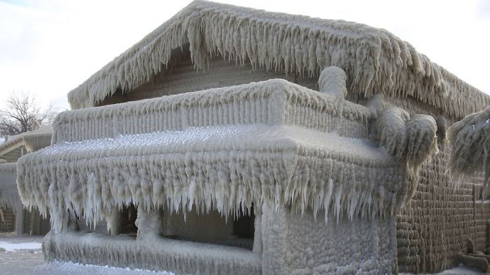 Vendaval transforma casas nas margens do Lago Erie em castelos de gelo, nos EUA 09