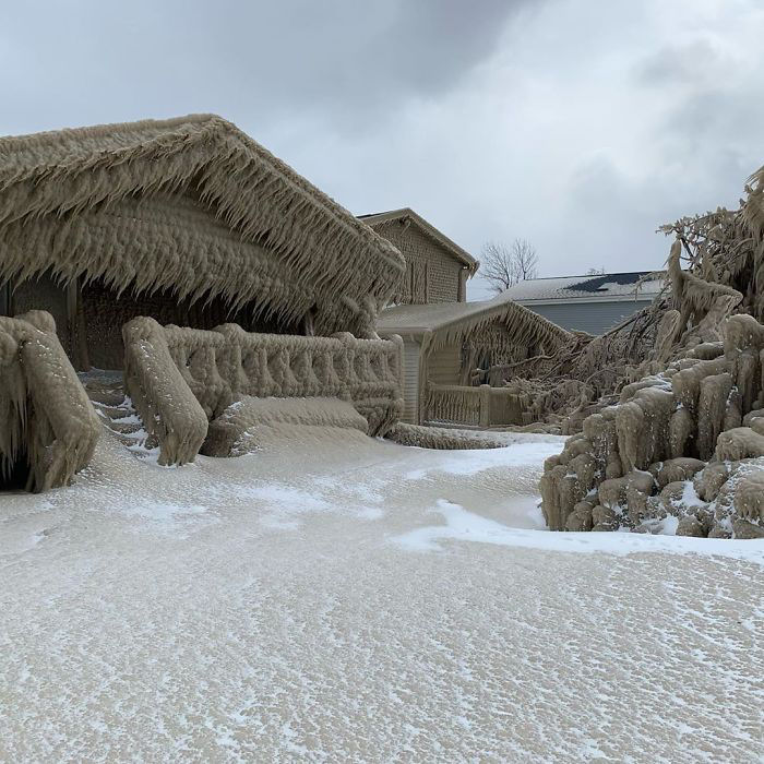 Vendaval transforma casas nas margens do Lago Erie em castelos de gelo, nos EUA 12