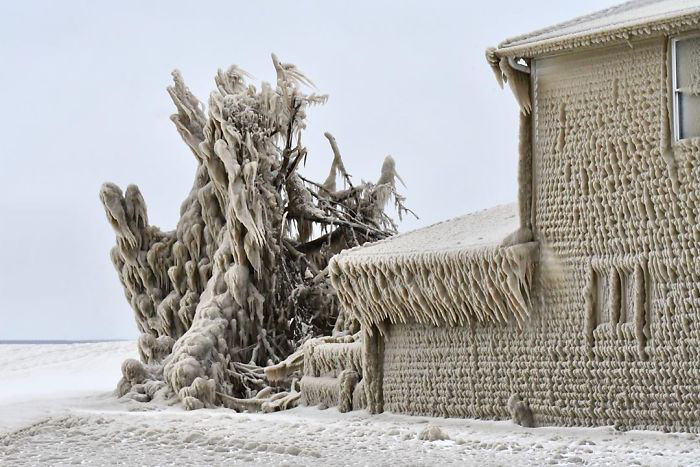 Vendaval transforma casas nas margens do Lago Erie em castelos de gelo, nos EUA 13