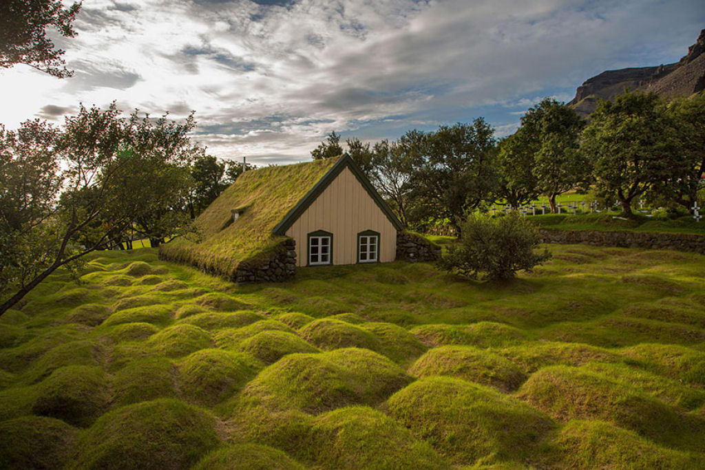 10 casas escandinavas com telhados verdes que parecem sacadas de um conto 02