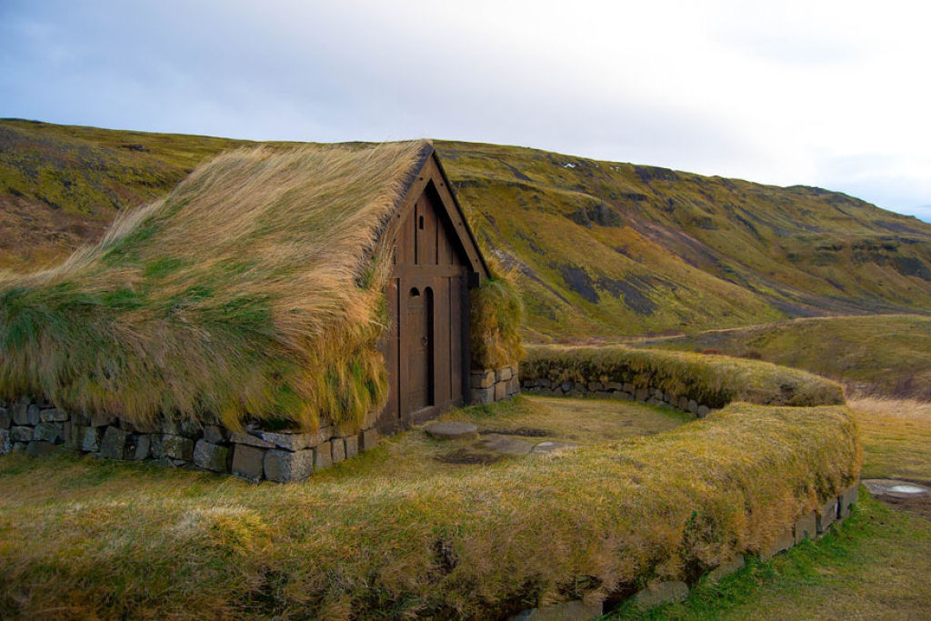 10 casas escandinavas com telhados verdes que parecem sacadas de um conto 04