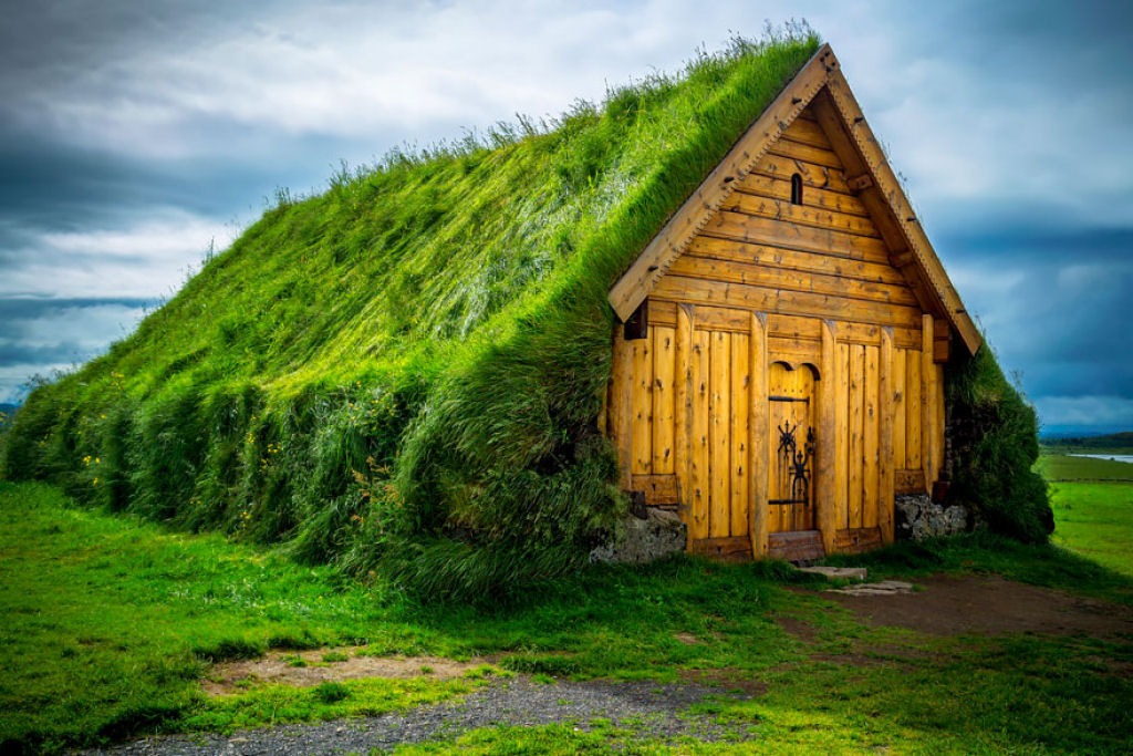 10 casas escandinavas com telhados verdes que parecem sacadas de um conto 05