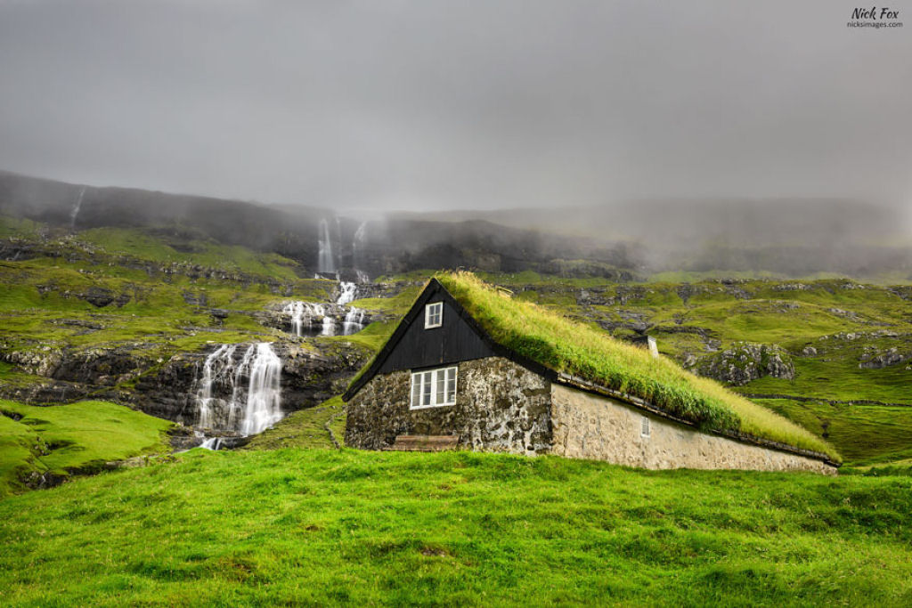 10 casas escandinavas com telhados verdes que parecem sacadas de um conto 07
