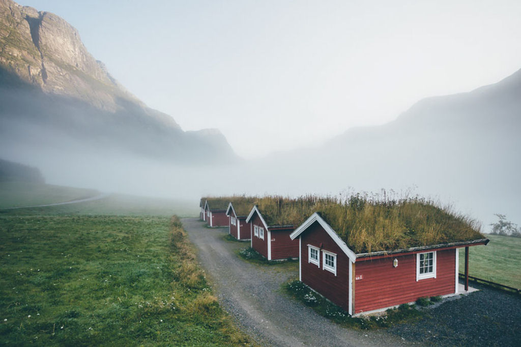 10 casas escandinavas com telhados verdes que parecem sacadas de um conto 09