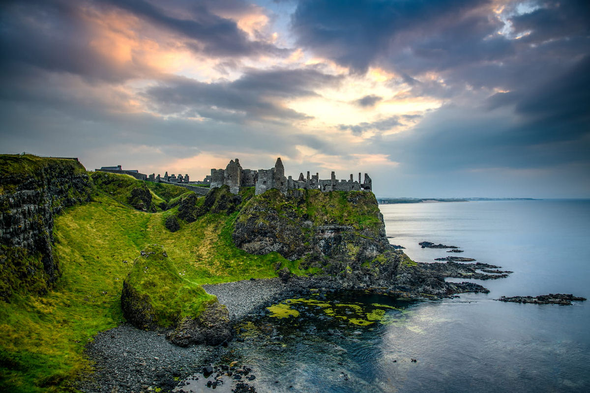 Dunluce, o espetacular castelo irlandês completamente rodeado por falésias