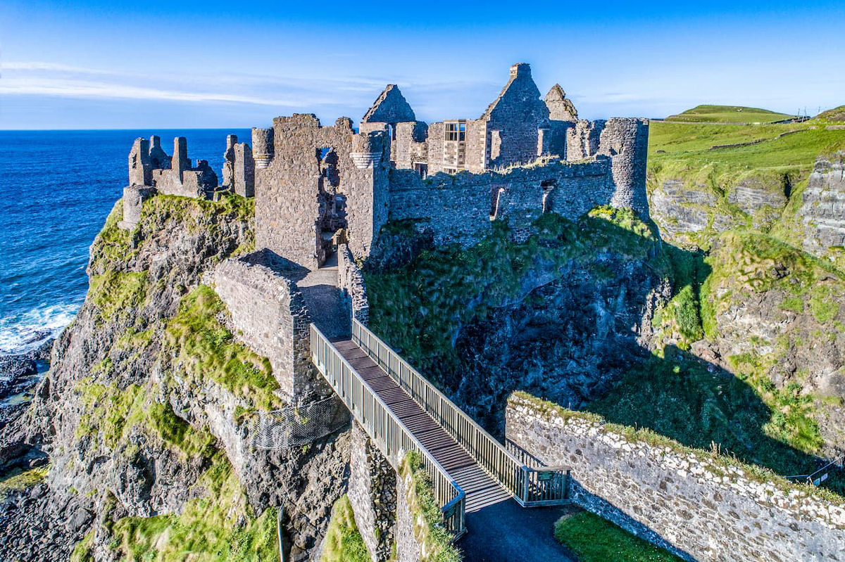 Dunluce, o espetacular castelo irlandês completamente rodeado por falésias