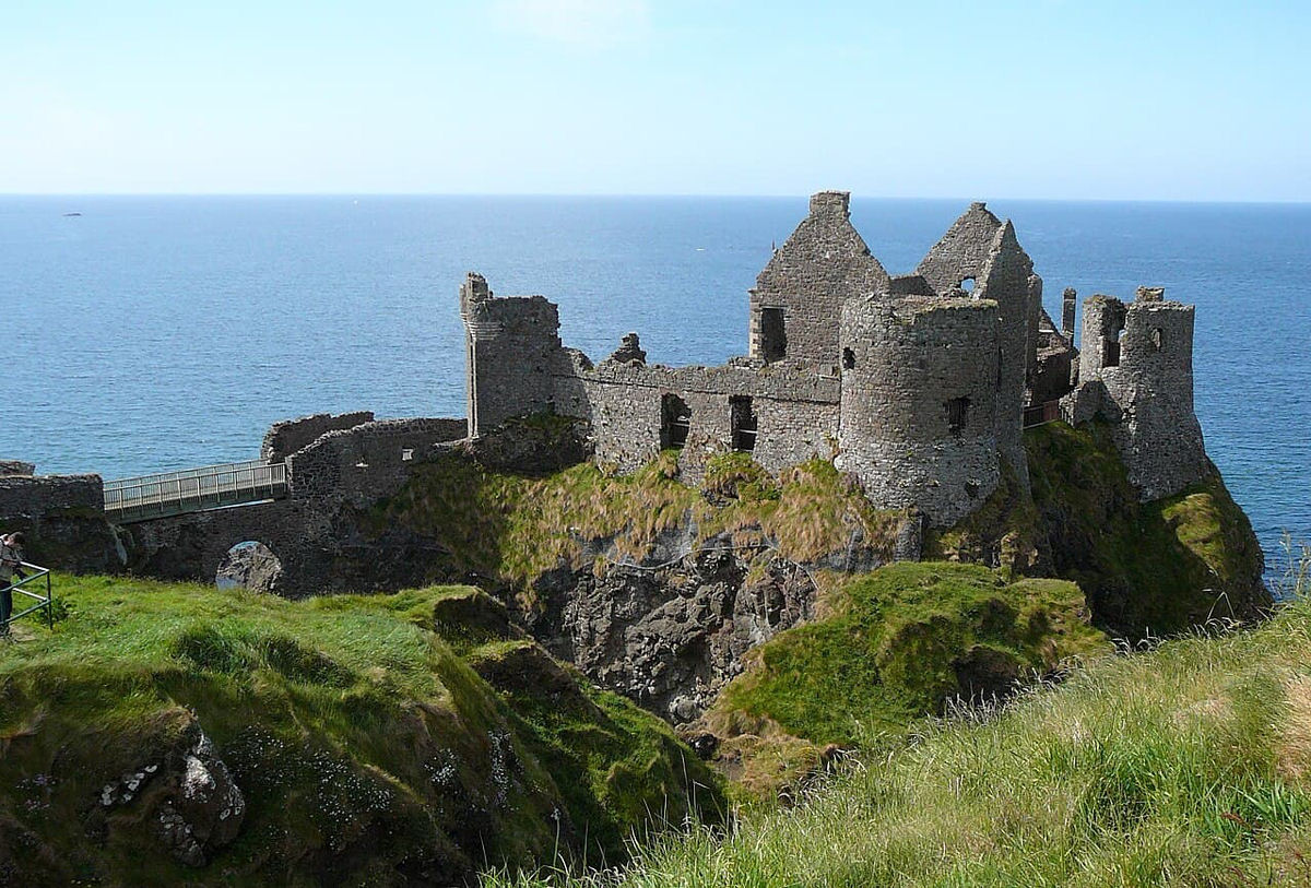 Dunluce, o espetacular castelo irlandês completamente rodeado por falésias
