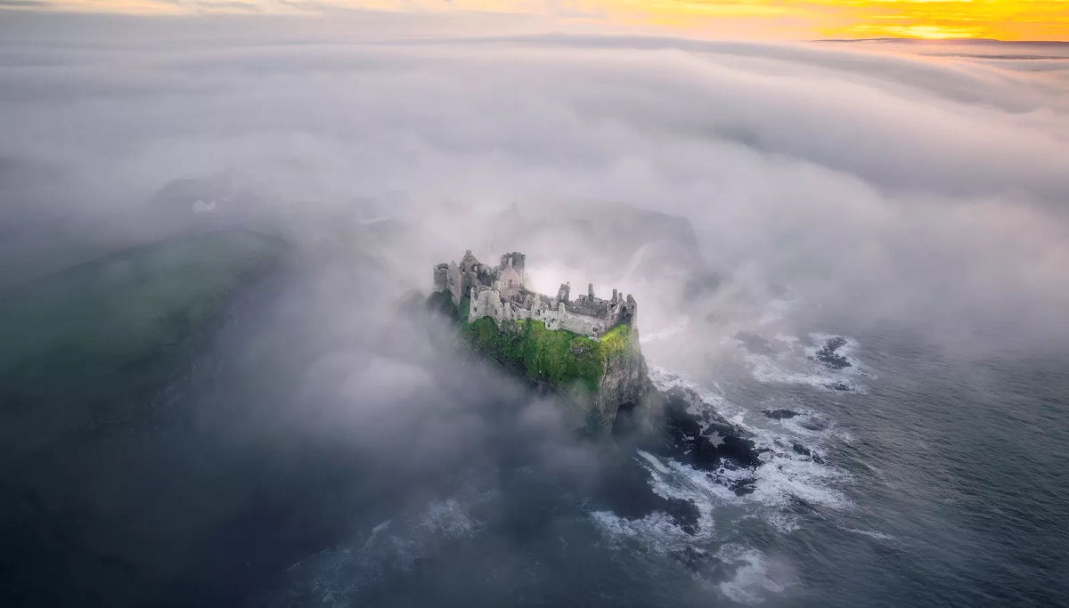 Dunluce, o espetacular castelo irlandês completamente rodeado por falésias
