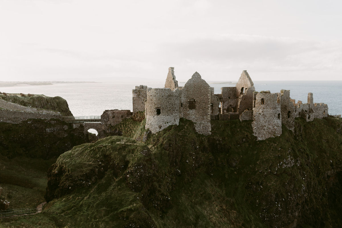 Dunluce, o espetacular castelo irlandês completamente rodeado por falésias