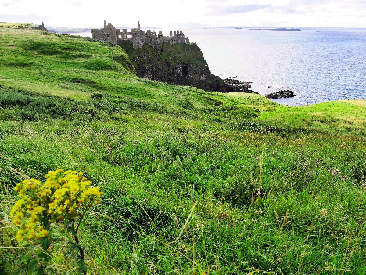 Dunluce, o espetacular castelo irlandês completamente rodeado por falésias