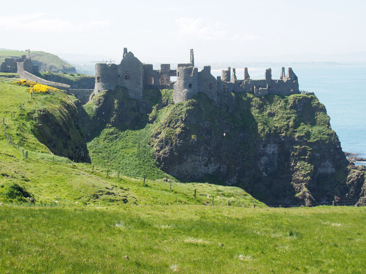 Dunluce, o espetacular castelo irlandês completamente rodeado por falésias