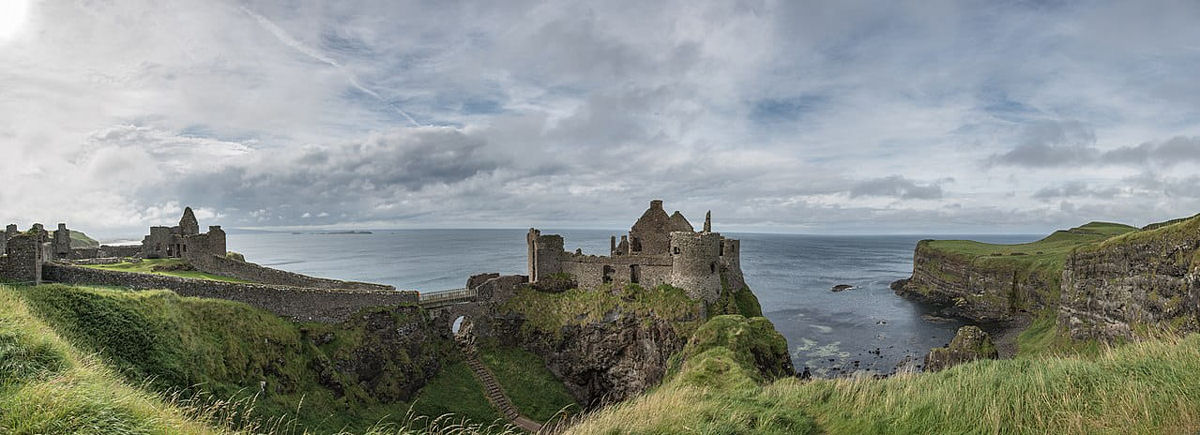 Dunluce, o espetacular castelo irlandês completamente rodeado por falésias