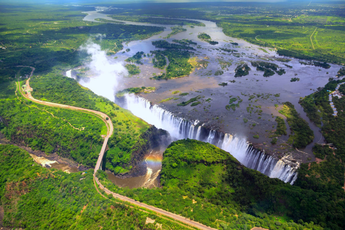 Impressionantes imagens de drone sobrevoando as Cataratas Vitória na Zâmbia