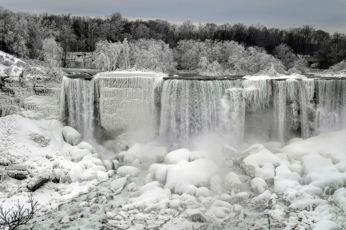Onda de frio congelou parte das cataratas do Niagara, e as fotos parecem coisa do fim do mundo 01