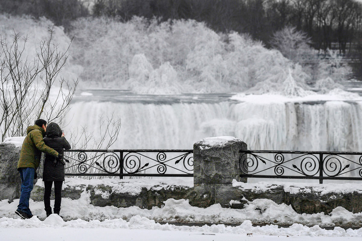 Onda de frio congelou parte das cataratas do Niagara, e as fotos parecem coisa do fim do mundo 02