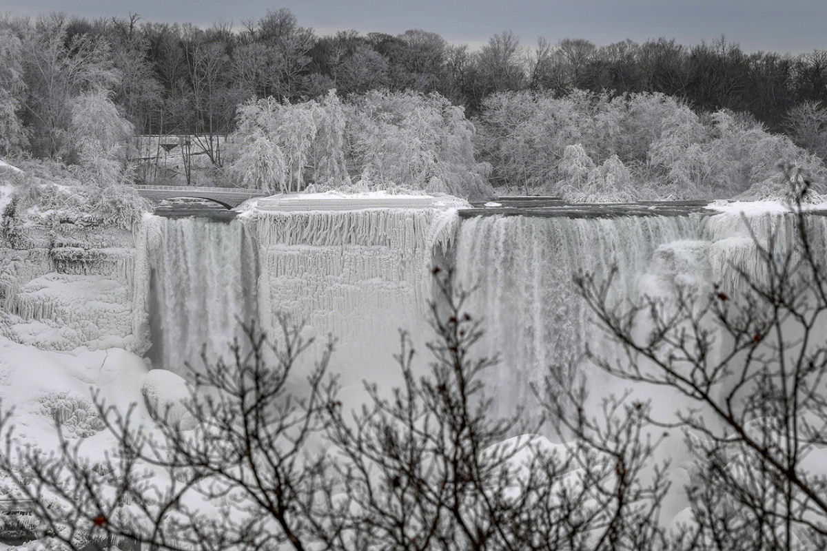 Onda de frio congelou parte das cataratas do Niagara, e as fotos parecem coisa do fim do mundo 03