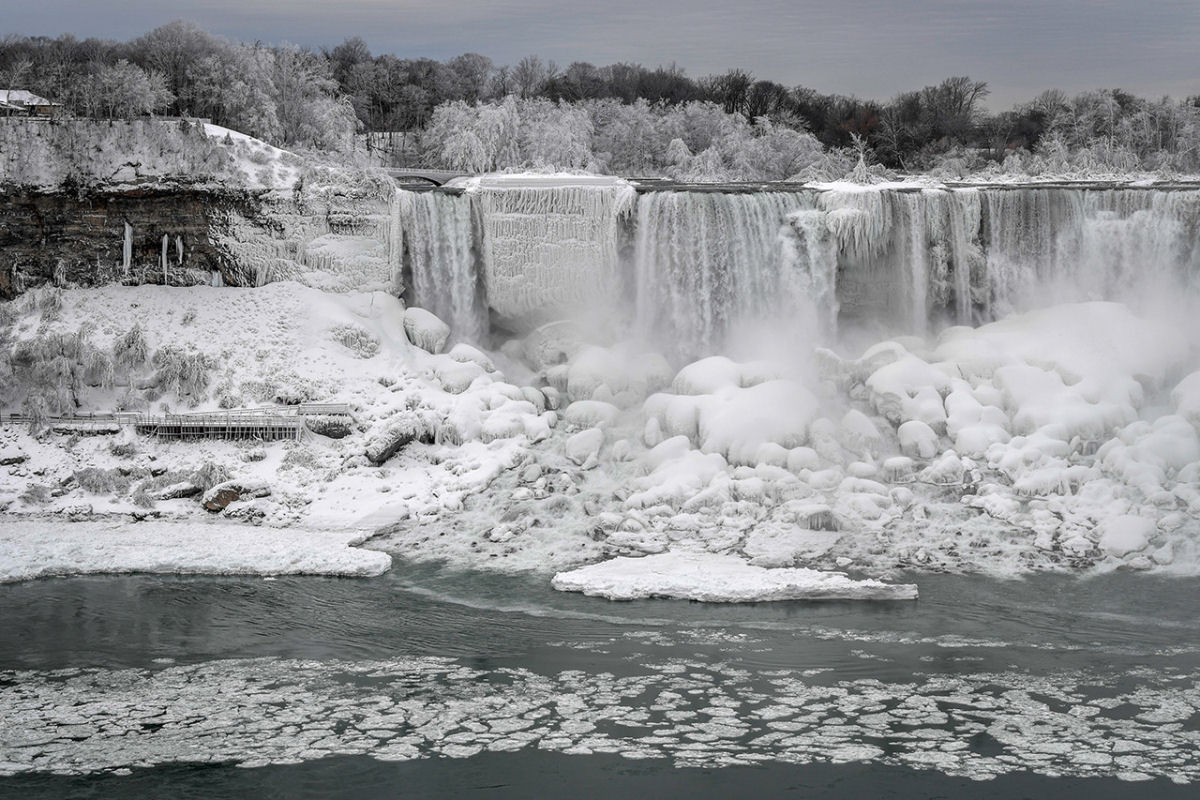 Onda de frio congelou parte das cataratas do Niagara, e as fotos parecem coisa do fim do mundo 04