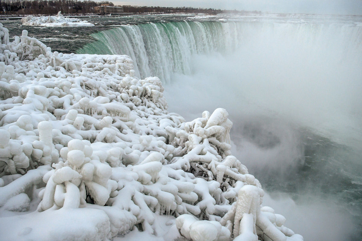 Onda de frio congelou parte das cataratas do Niagara, e as fotos parecem coisa do fim do mundo 05