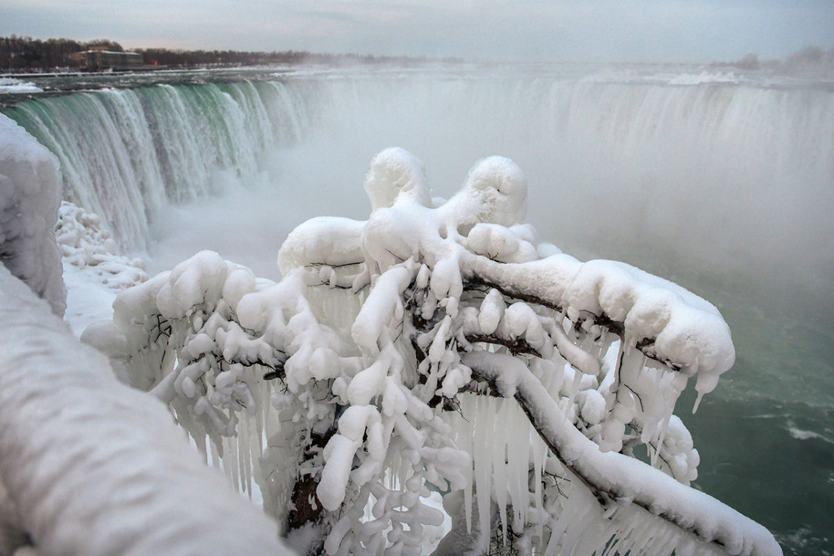 Onda de frio congelou parte das cataratas do Niagara, e as fotos parecem coisa do fim do mundo 06