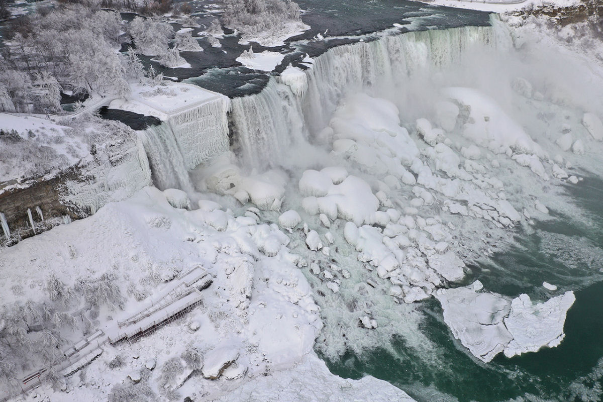 Onda de frio congelou parte das cataratas do Niagara, e as fotos parecem coisa do fim do mundo 07