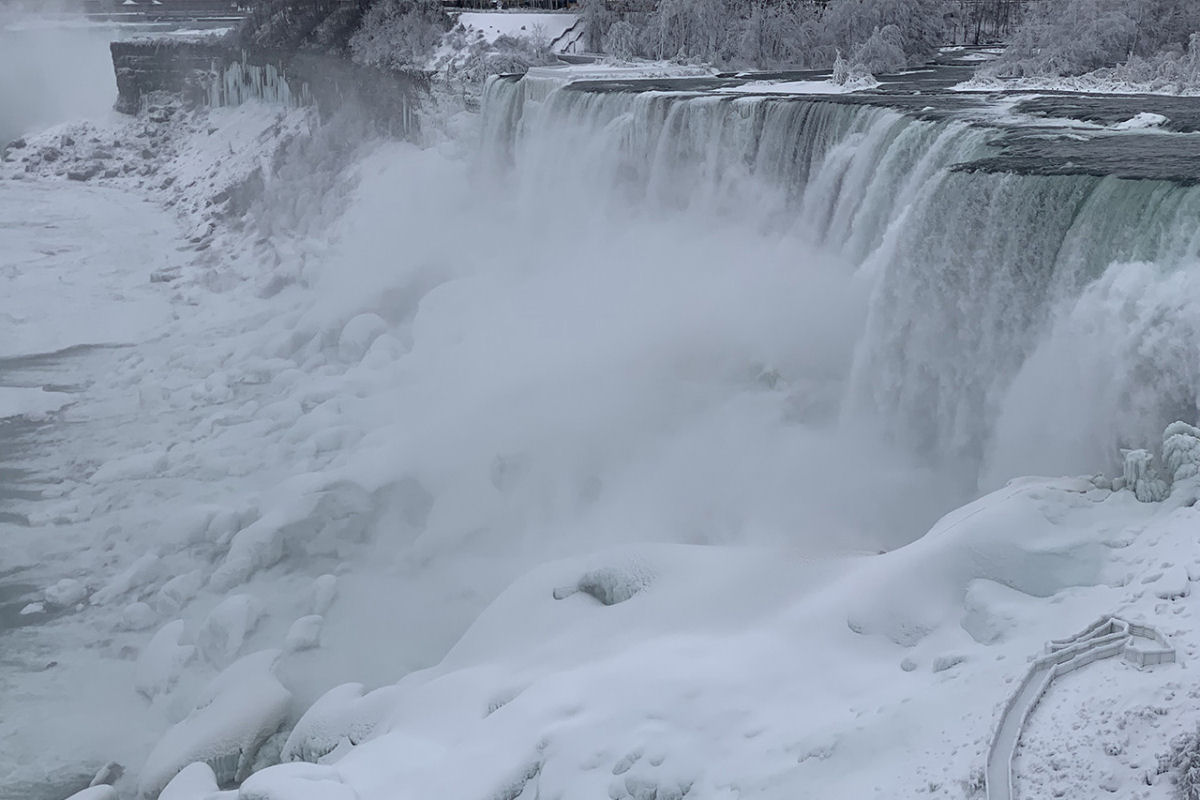 Onda de frio congelou parte das cataratas do Niagara, e as fotos parecem coisa do fim do mundo 08